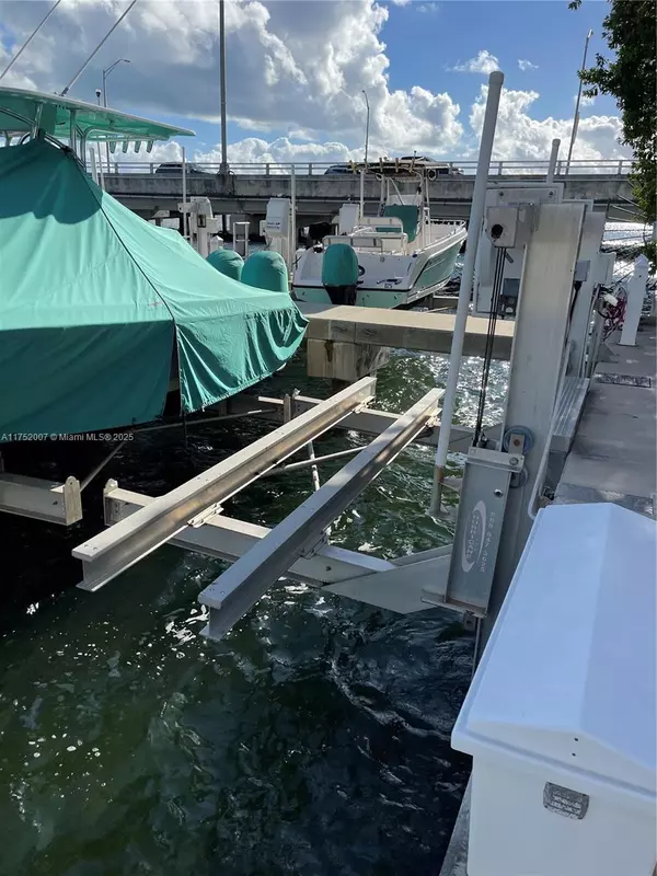 Miami, FL 33129,150 SE 25 RD Slip 13