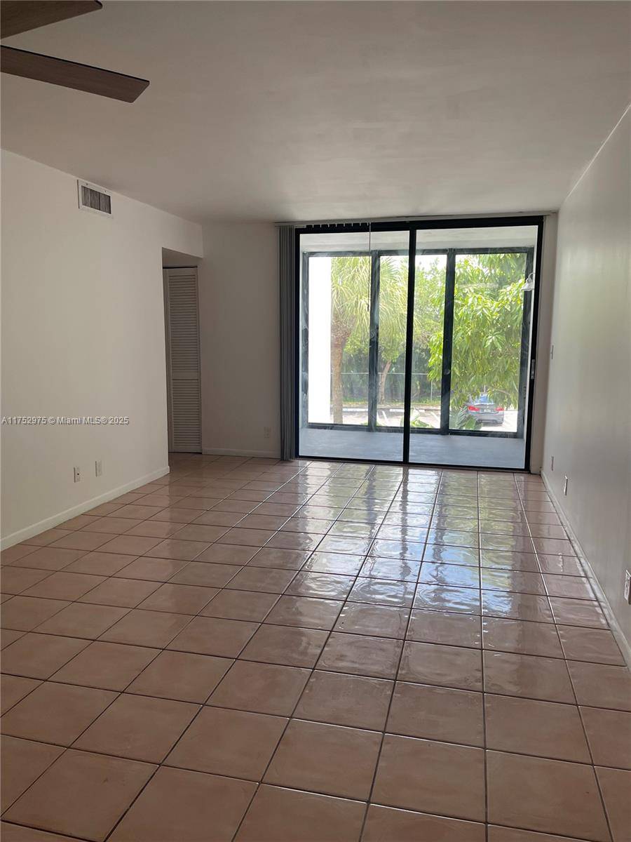 Oakland Park, FL 33309,210 Lake Pointe Dr #203