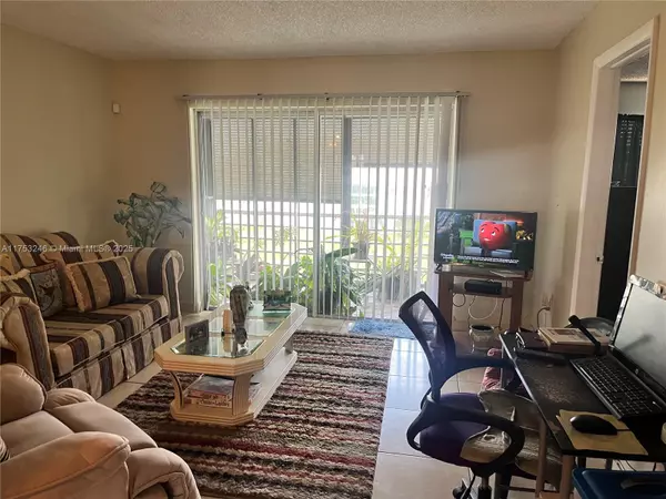 8060 N Sunrise Lakes Dr #310, Sunrise, FL 33322