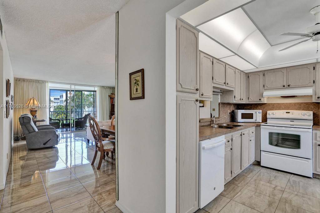 Dania Beach, FL 33004,205 SE 11th Ter #203