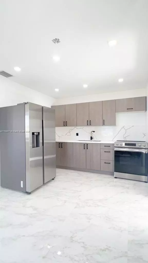 Hallandale Beach, FL 33009,1013 NW 1st Ave