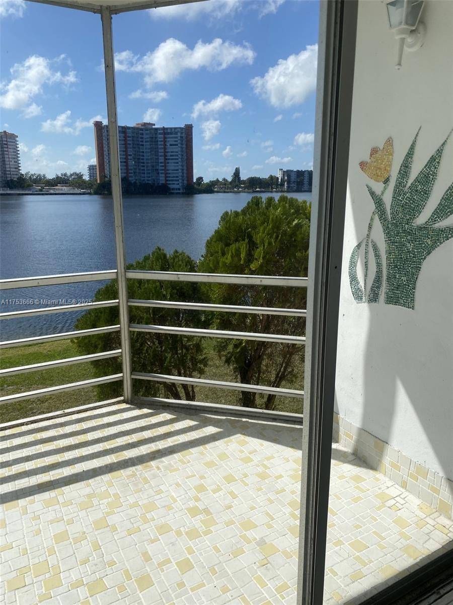 Miami, FL 33179,1302 NE 191st St #A219