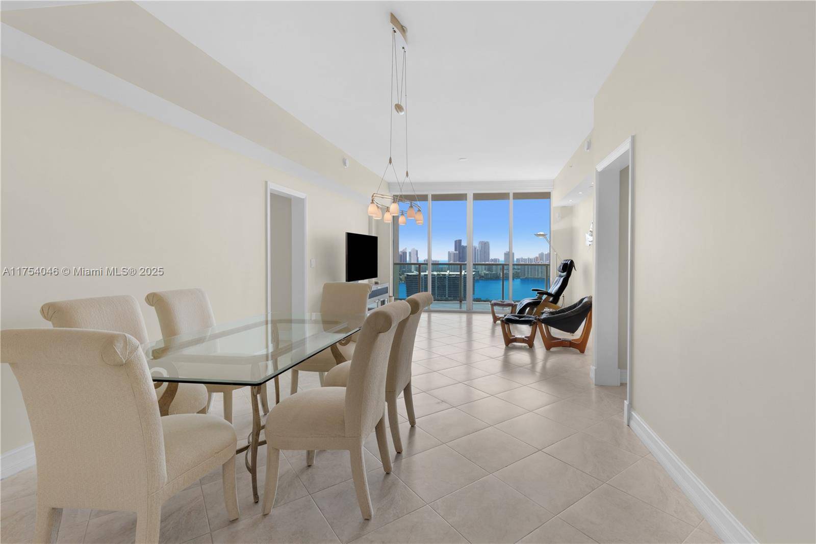 Aventura, FL 33180,3330 NE 190th St #2915