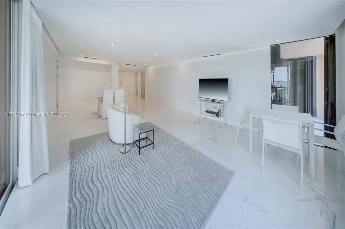 Bal Harbour, FL 33154,10175 Collins Ave #1106