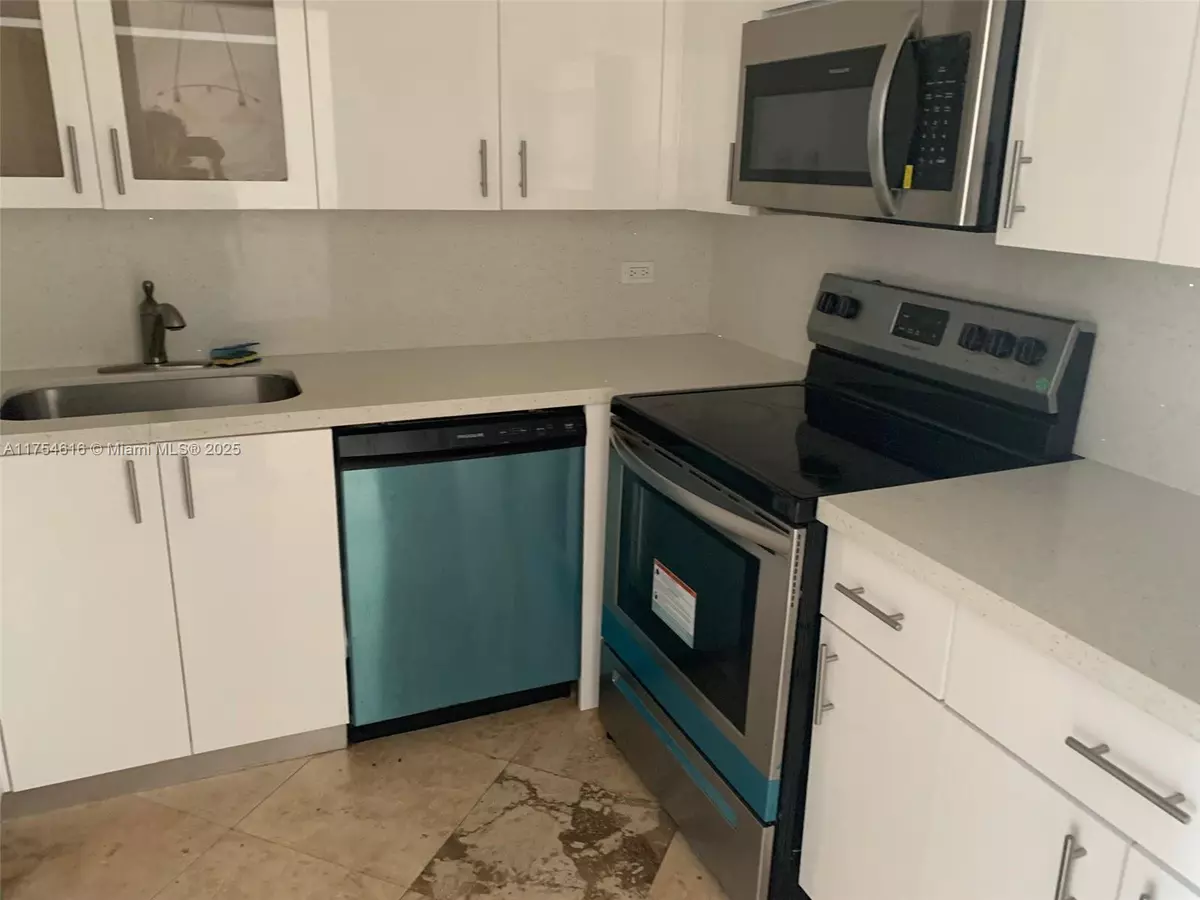 Miami Beach, FL 33141,7441 Wayne Ave #8M