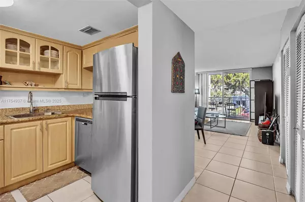 Miami Beach, FL 33139,1666 West Ave #212