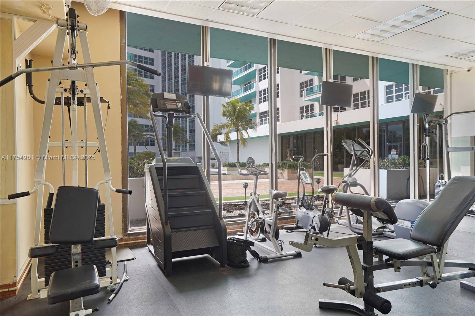 Miami Beach, FL 33140,5101 Collins Ave #14H