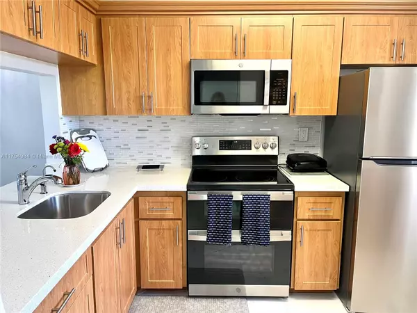 Sunrise, FL 33322,10101 Sunrise Lakes Blvd #303