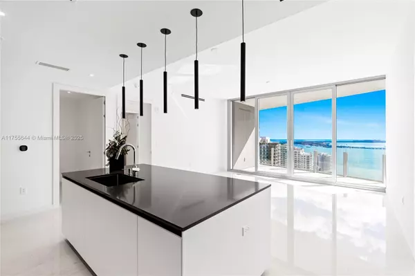 Miami, FL 33131,300 Biscayne Blvd Way #3506