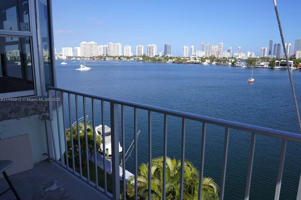 North Miami Beach, FL 33160,16570 NE 26th Ave #5G DOCK INCLUDED