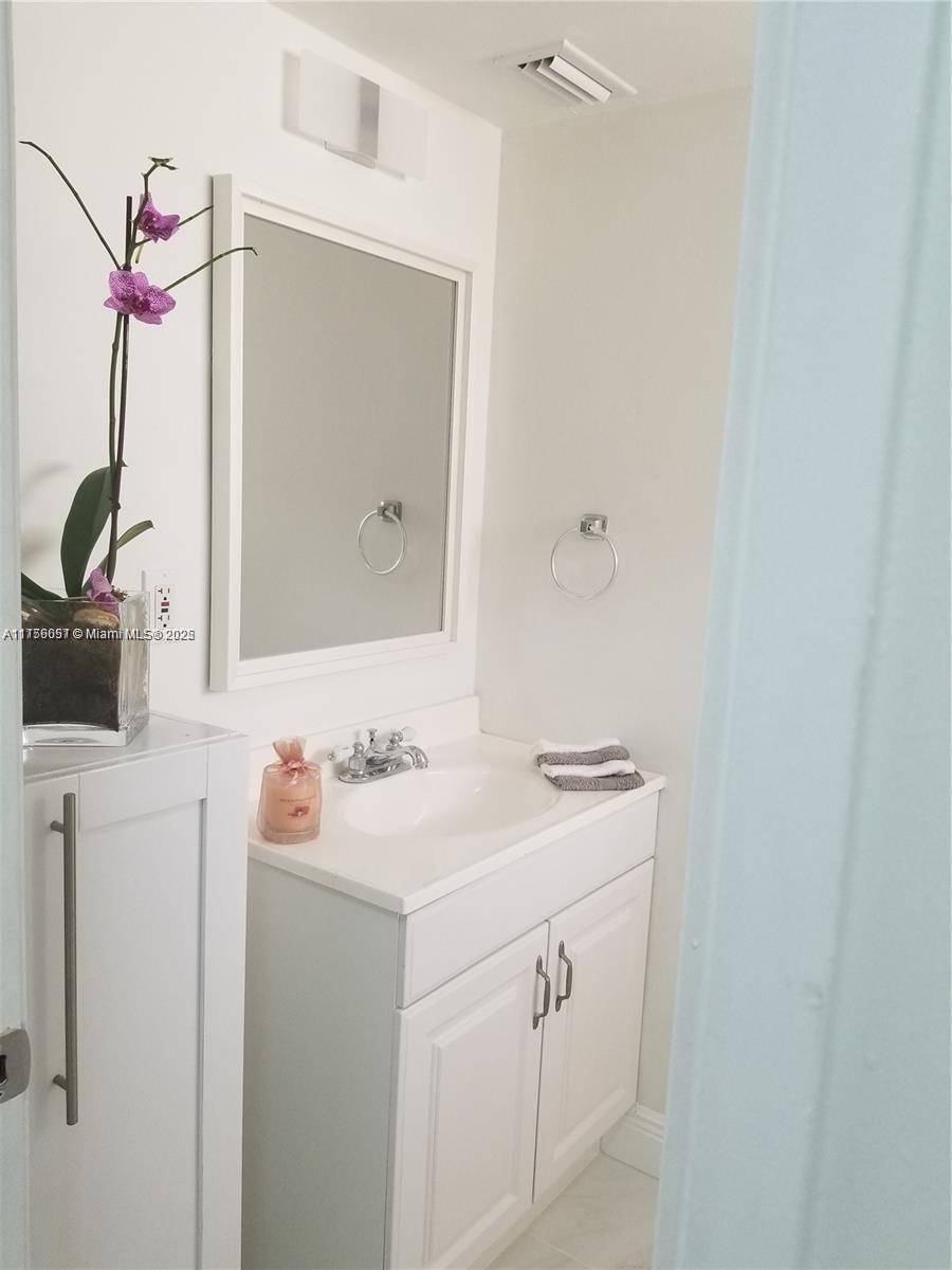 Miami, FL 33179,1670 NE 191st St #404-3