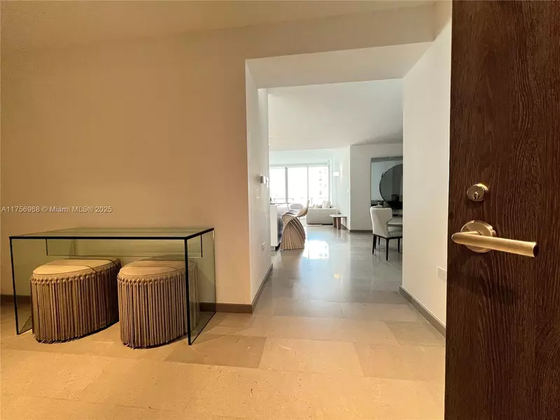 68 SE 6th St #1003, Miami, FL 33131