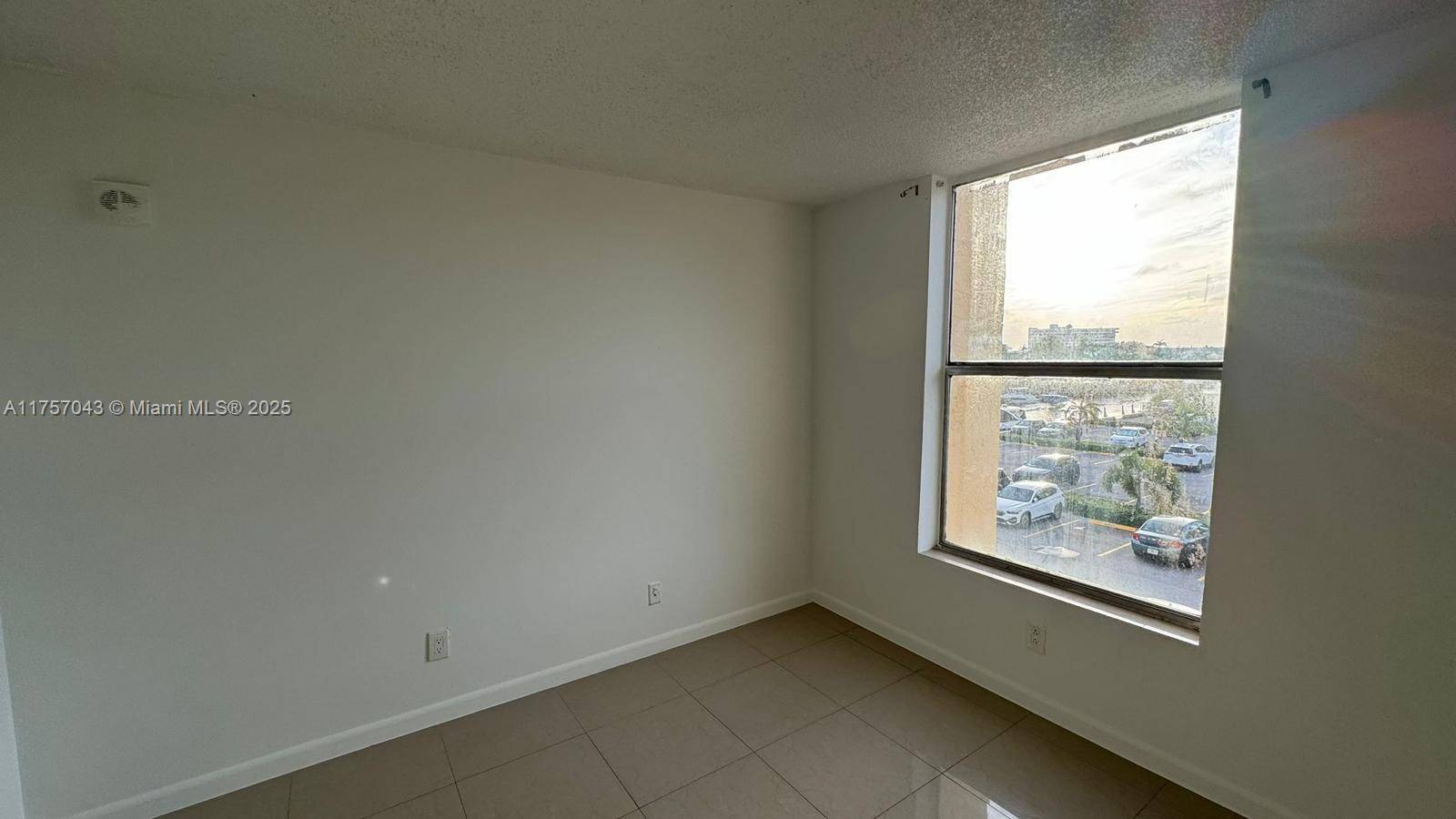 North Miami, FL 33181,2020 NE 135th St #303