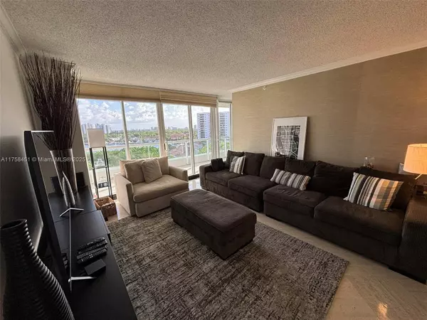 Aventura, FL 33180,21205 Yacht Club Dr #907