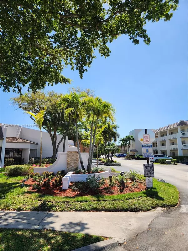 Pompano Beach, FL 33063,6670 ROYAL PALM #K 202