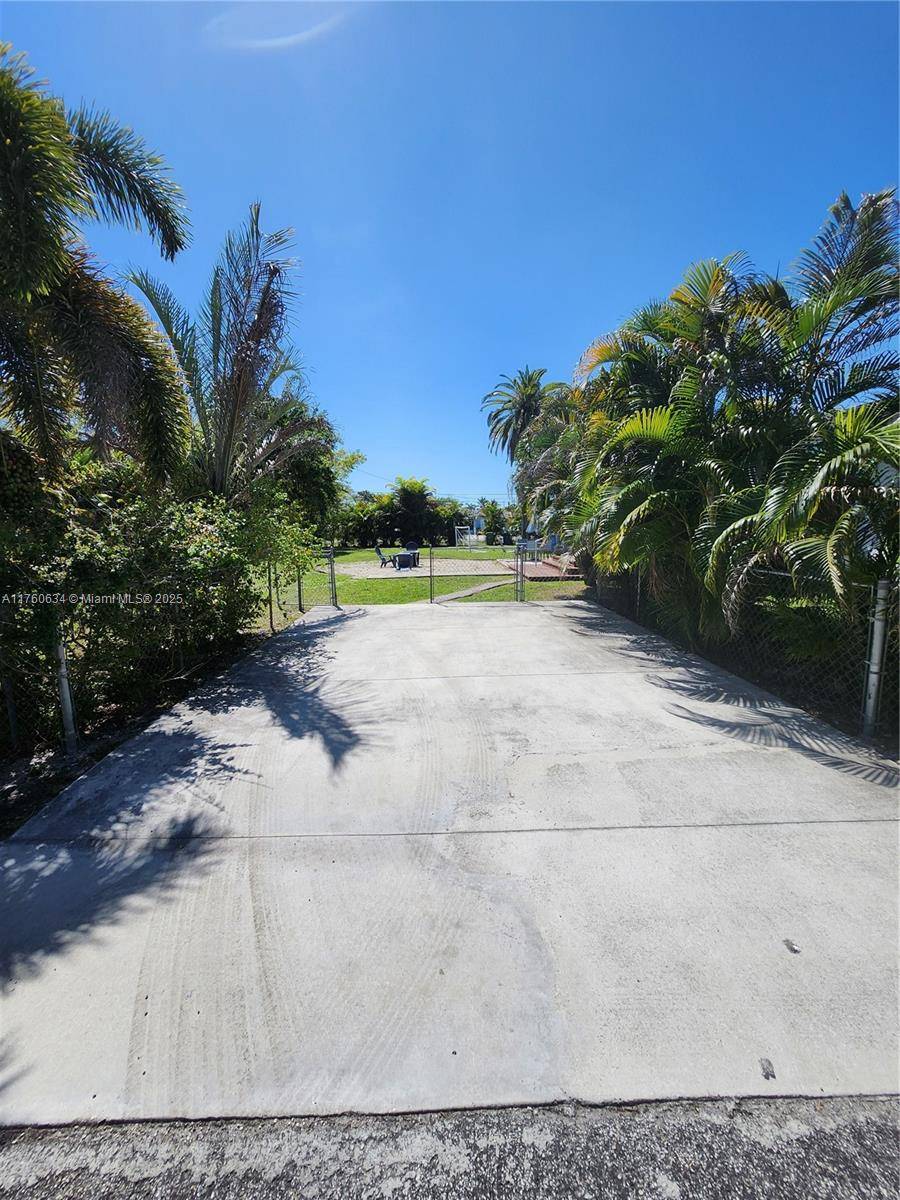 Hallandale Beach, FL 33009,128 SW 5th St