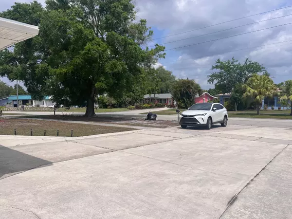 Port St Lucie, FL 34983,262 NE Floresta Dr