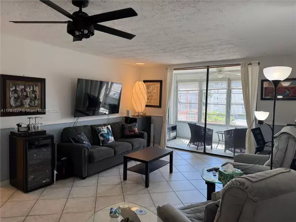 Lauderdale Lakes, FL 33311,2861 Somerset Dr #318