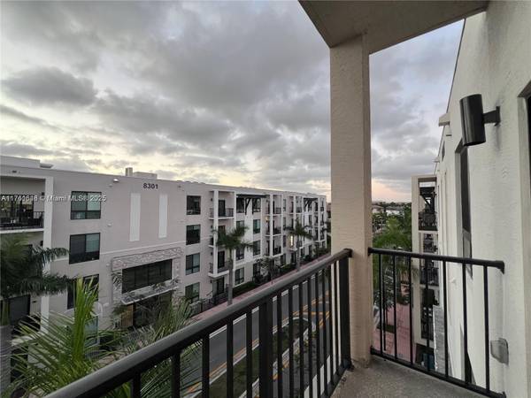 8265 NW 41st St #C-405, Doral, FL 33166