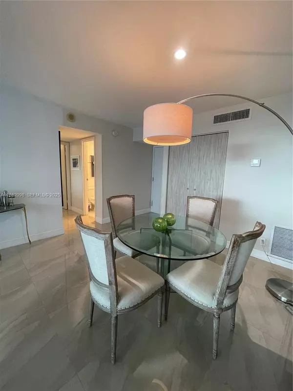 Miami Beach, FL 33140,2655 Collins Ave #1906