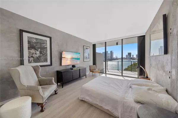 Miami, FL 33139,1000 Venetian Way #810