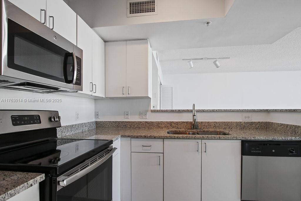Miami, FL 33131,1111 Brickell Bay Dr #1404