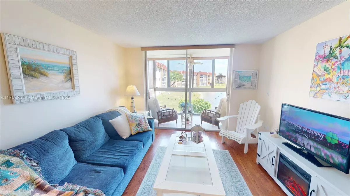 Sunrise, FL 33322,8920 Sunrise Lakes Blvd #208