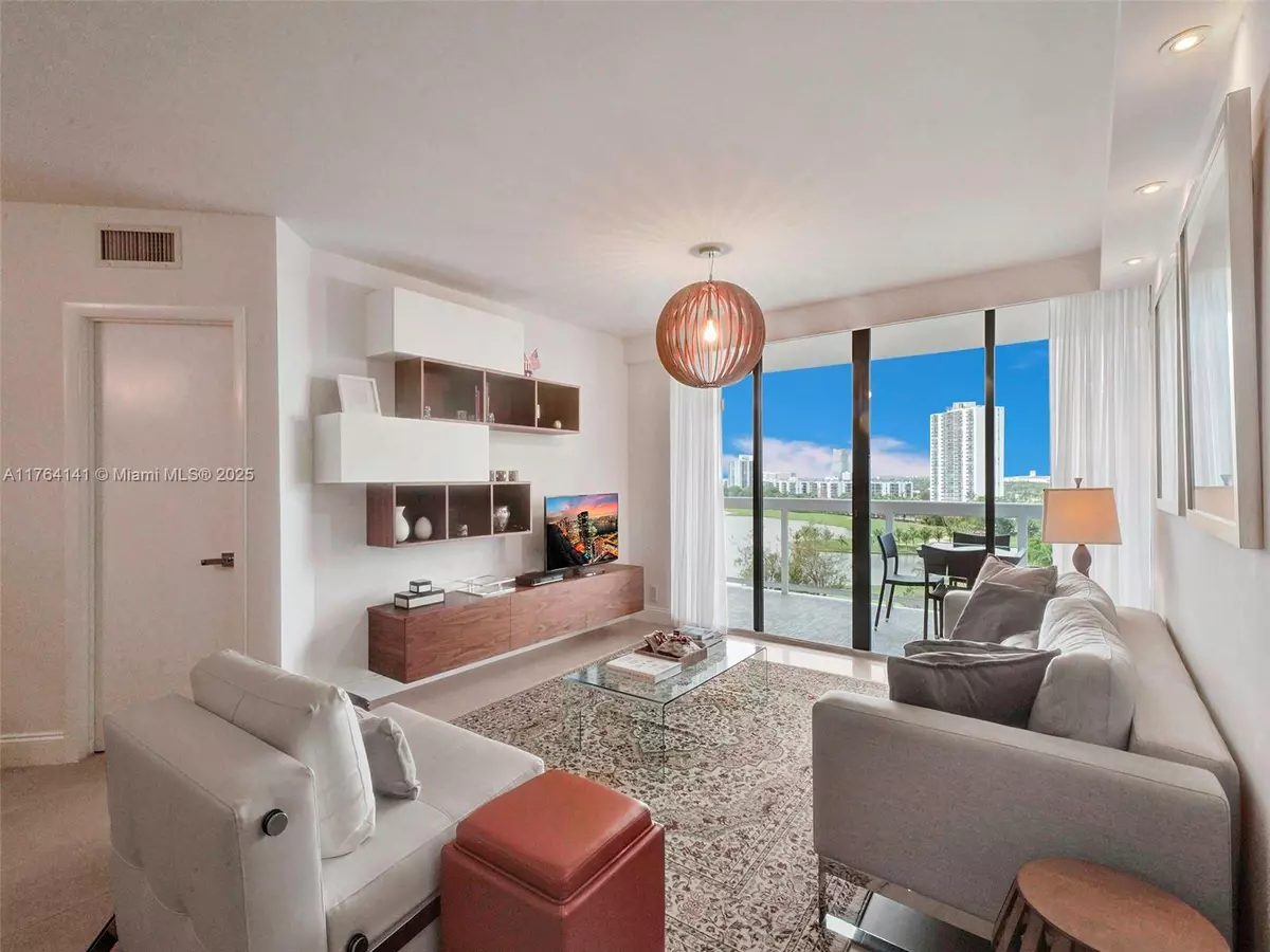 Aventura, FL 33180,20185 Country Club Dr #909