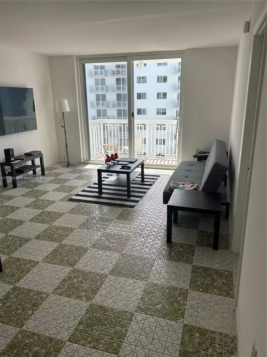 Miami Beach, FL 33139,401 Ocean Dr #810