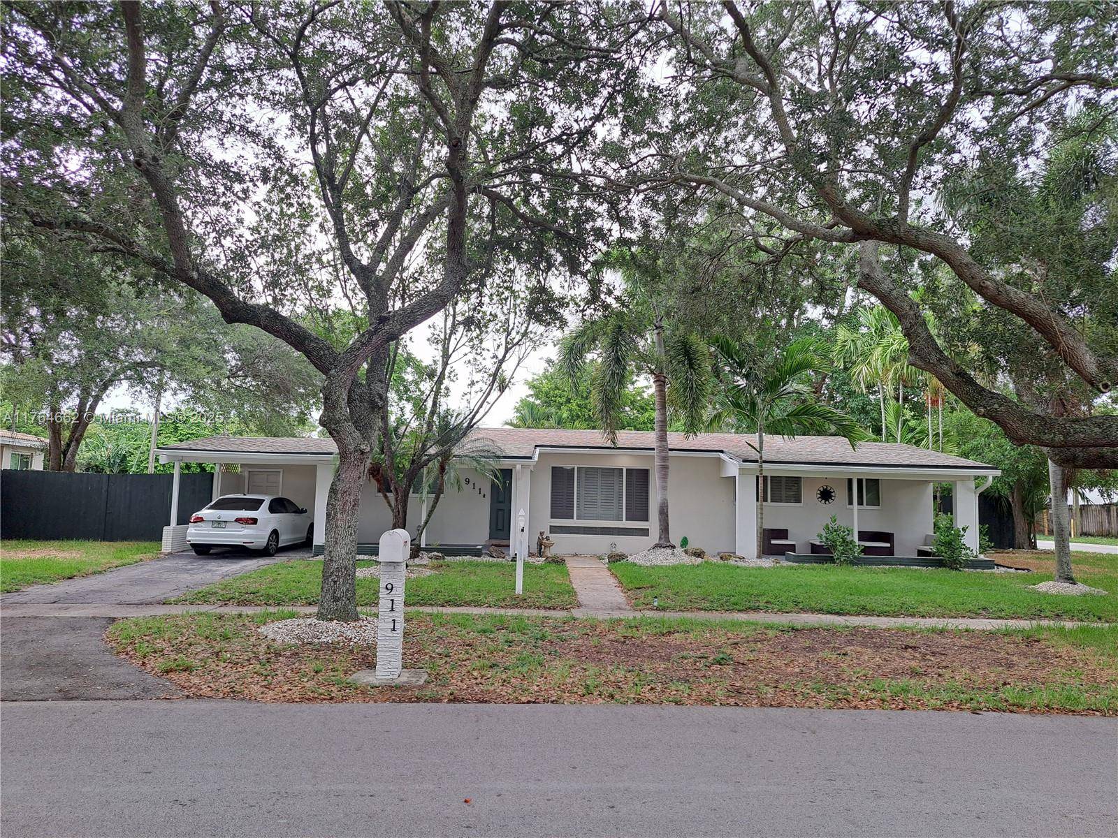 911 W Country Club Cir, Plantation, FL 33317