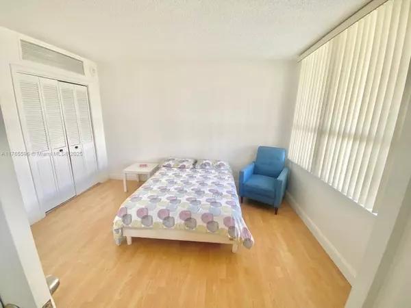 Bal Harbour, FL 33154,9801 Collins Ave #8M