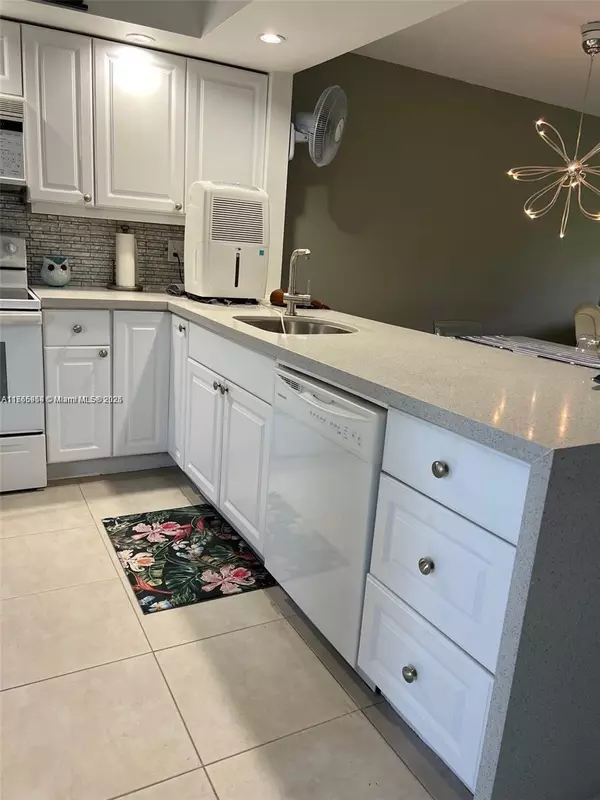 Hollywood, FL 33021,4800 Hillcrest Ln #402