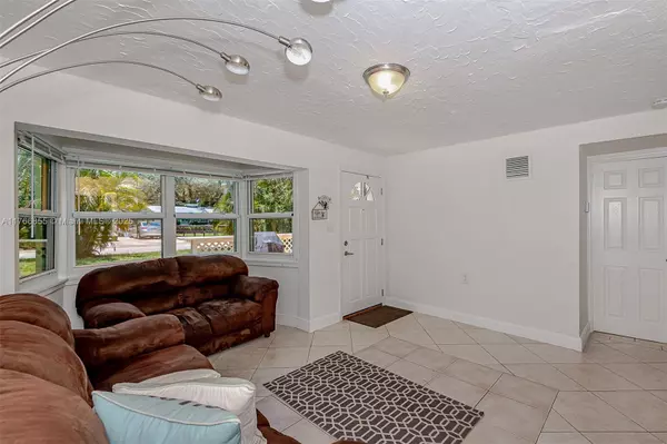 4560 SW 29th Ter, Dania Beach, FL 33312