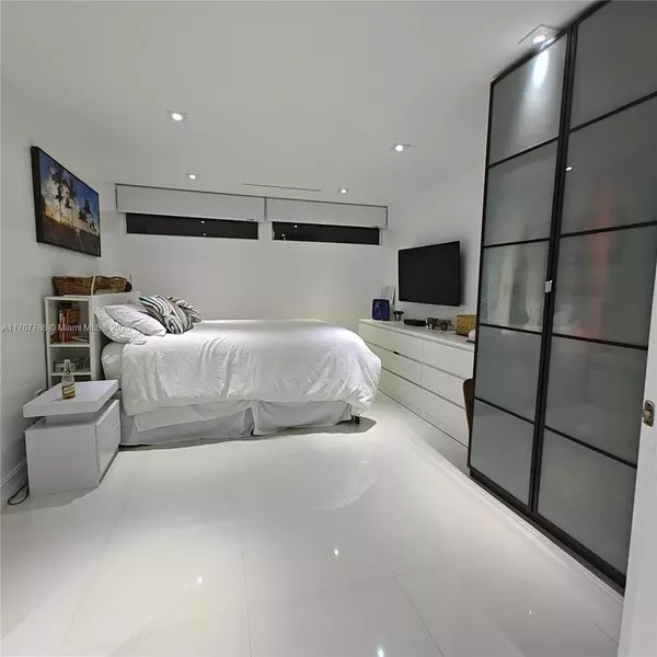 Aventura, FL 33160,2750 NE 183rd St #301