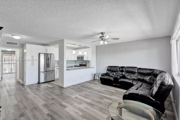 Palm Springs, FL 33461,700 Village Green Ct #319