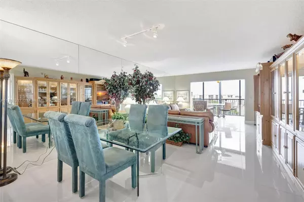 Pompano Beach, FL 33069,2334 S Cypress Bend Dr #908