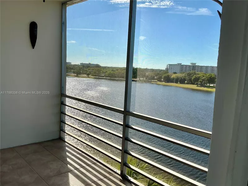 2801 N Palm Aire Dr #605, Pompano Beach, FL 33069