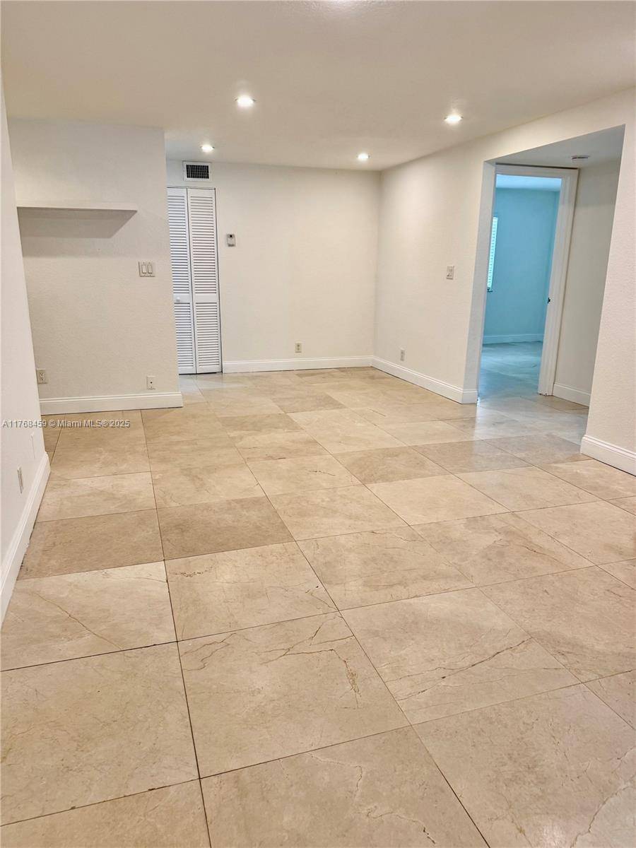 119 Gardens Dr #102, Pompano Beach, FL 33069