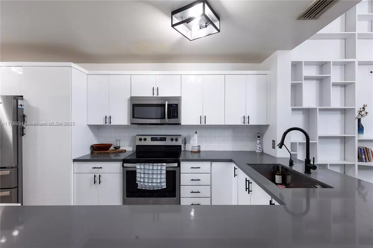 Pembroke Pines, FL 33024,9137 Limetree Ln #166