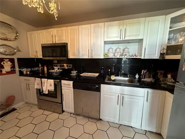 Miami, FL 33137,600 NE 36th St #401