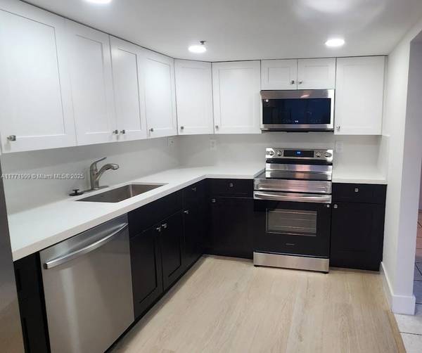 North Miami Beach, FL 33160,17890 W Dixie Hwy 318 Hwy #3