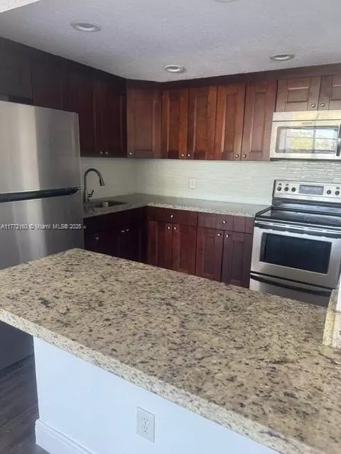 2175 NE 170th St #308, North Miami Beach, FL 33162