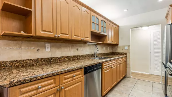 Tamarac, FL 33319,6102 White Oak Ln