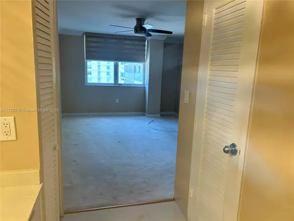 Miami Beach, FL 33140,5701 Collins Ave #812