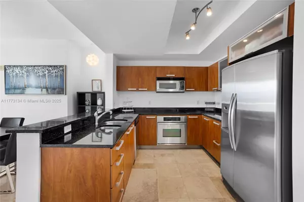 Aventura, FL 33180,3131 NE 188th St #1-910