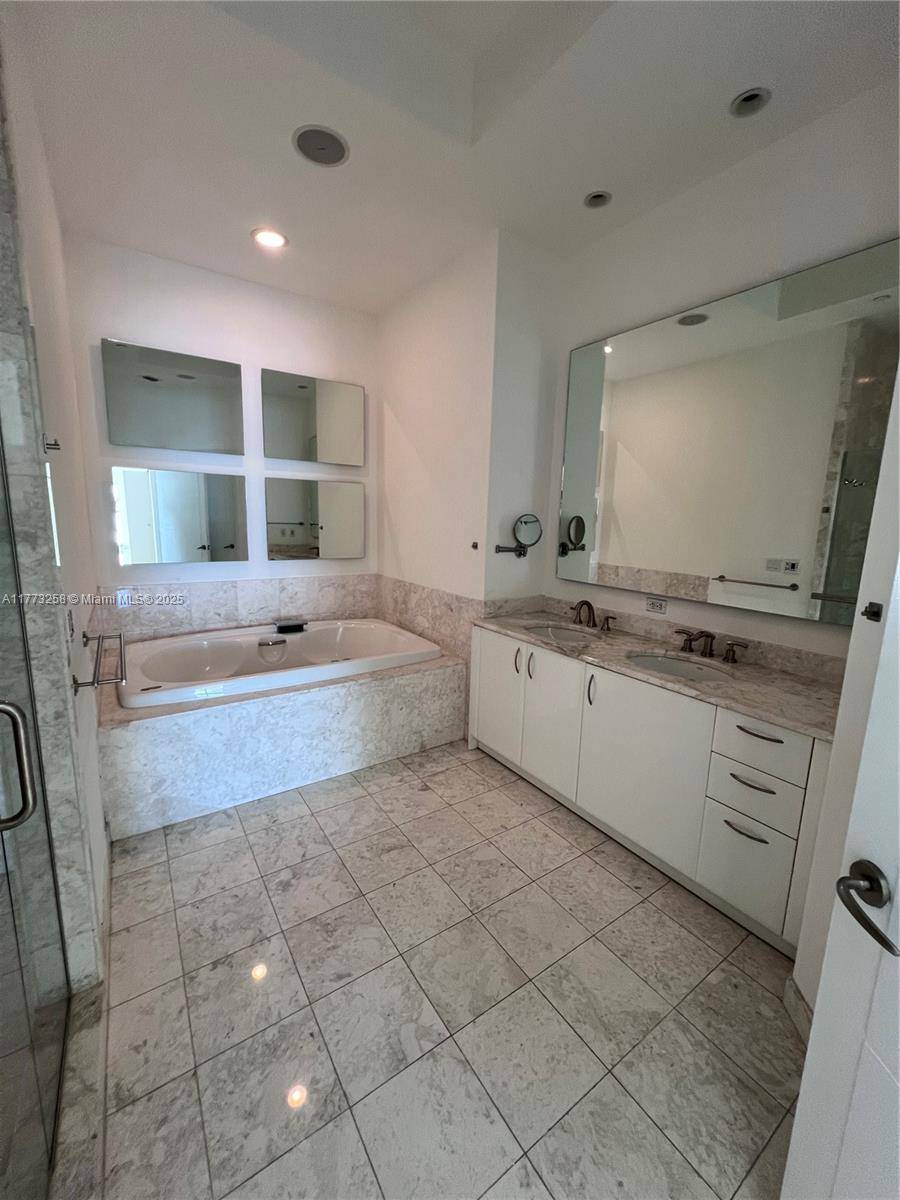 Miami, FL 33131,1331 Brickell Bay Dr #711