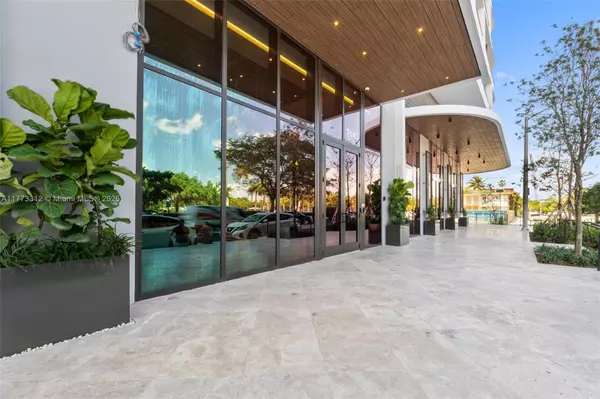 Miami Beach, FL 33141,580 72ND #704