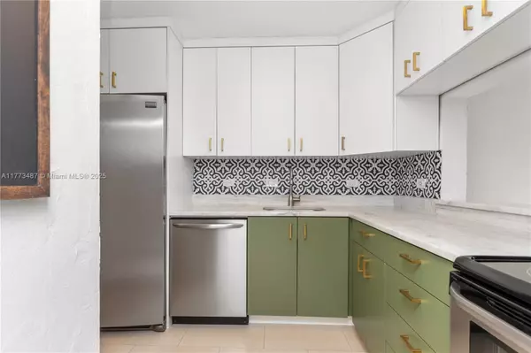 Pinecrest, FL 33156,6890 N Kendall Drive #B202