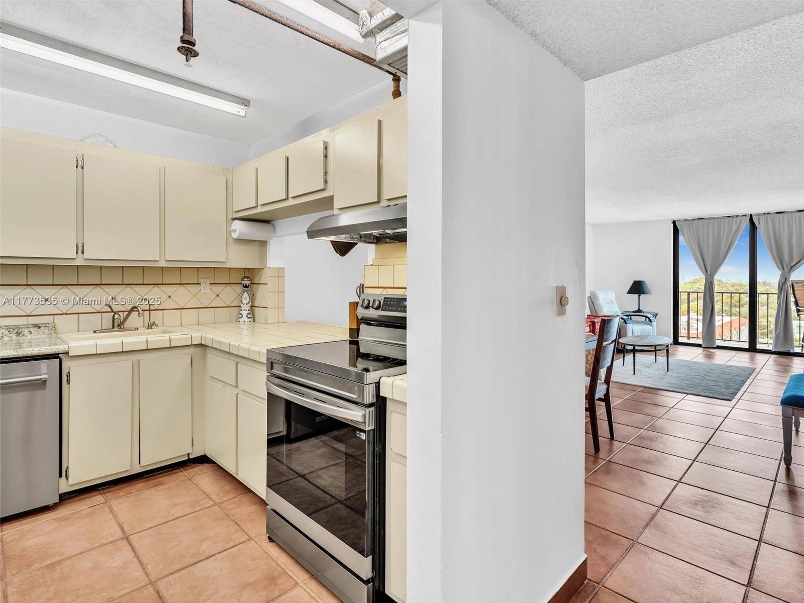 Miami Beach, FL 33140,2625 Collins Ave #909