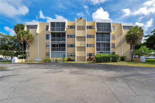 922 NE 199th St #206, Miami, FL 33179